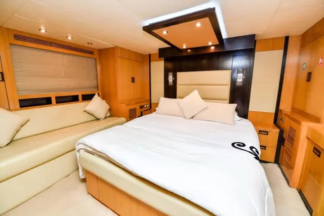 Private Yacht Dubai Marina: Charter für bis zu zwölf Gäste – Aufnahme zum Erlebnis – Bild 10