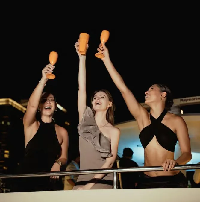 Dubai Marina Yachtparty: DJ, BBQ und Barauswahl ab 21 – Aufnahme zum Erlebnis