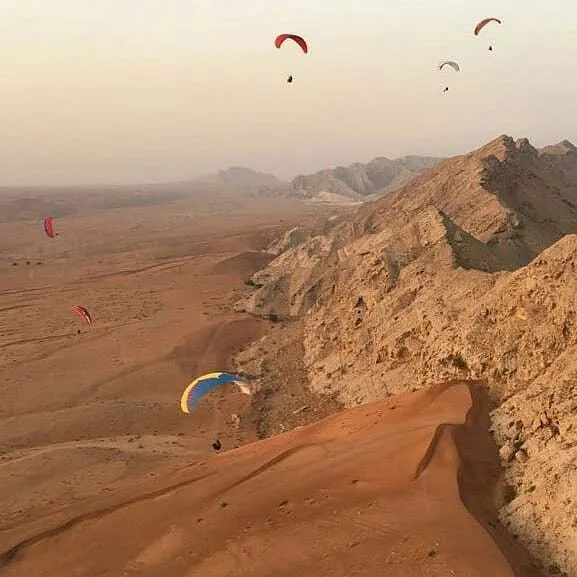 Tandem-Paragliding Sharjah: mit Pilot über Al Ruwaida – Aufnahme zum Erlebnis – Bild 8
