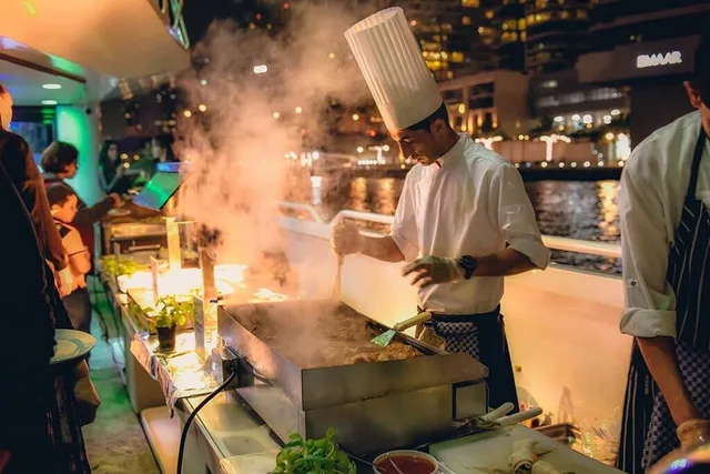 Dubai Mega-Yacht: Dinnerfahrt mit Getränkepaket – Aufnahme zum Erlebnis – Bild 2