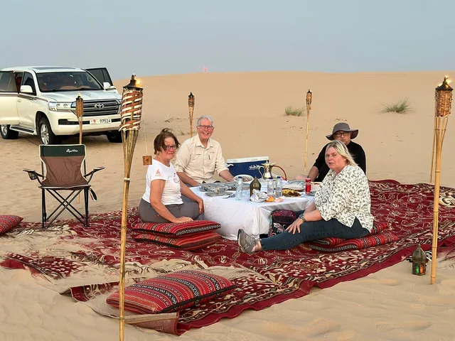 Privates Dünendinner in Abu Dhabi: Sonnenuntergang und Grillessen – Aufnahme zum Erlebnis – Bild 5