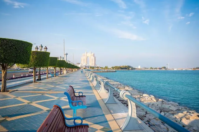 Abu Dhabi ab Dubai: Moschee und Stadtbesichtigung – Aufnahme zum Erlebnis – Bild 7