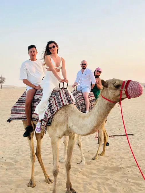 Private Wüstensafari Abu Dhabi: Kamel und Sandboarding – Aufnahme zum Erlebnis – Bild 9