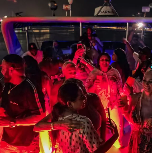 Dubai Marina Yachtparty: DJ, BBQ und Barauswahl ab 21 – Aufnahme zum Erlebnis – Bild 13