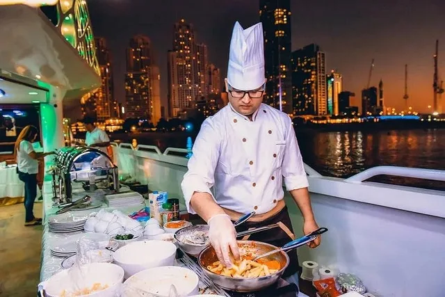 Dubai Mega-Yacht: Dinnerfahrt mit Getränkepaket – Aufnahme zum Erlebnis – Bild 9