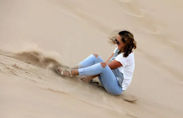 Abu Dhabi Morgensafari mit Quad und Sandboarding – Aufnahme zum Erlebnis – Bild 4