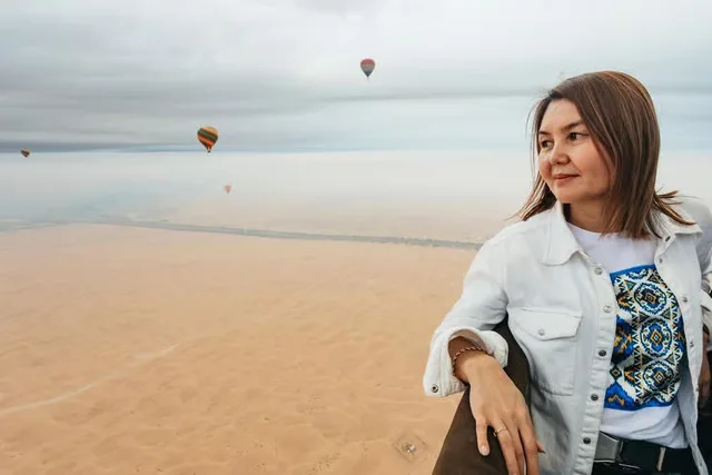 Heißluftballon Dubai: Sonnenaufgang, Frühstück und Kamelrunde – Aufnahme zum Erlebnis – Bild 18