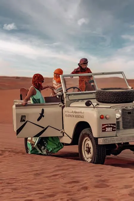 Heritage-Wüstensafari Dubai: Land Rover und Abendessen – Aufnahme zum Erlebnis – Bild 26