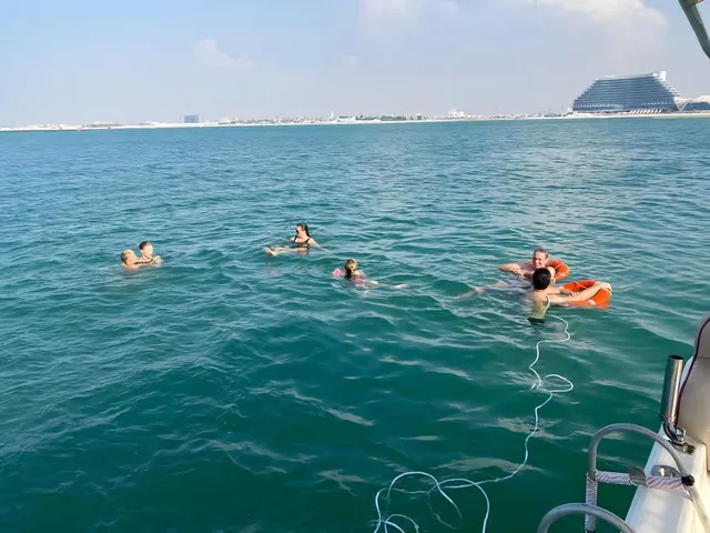 Private Küstenbootsfahrt ab Ras Al Khaimah – Aufnahme zum Erlebnis – Bild 2