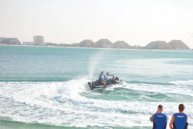 Jetski auf Al Marjan Island: Fahrt an der Resortküste – Aufnahme zum Erlebnis – Bild 2