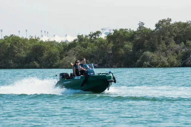 Yas Island: privates Boot für eine Stunde selbst fahren – Aufnahme zum Erlebnis – Bild 3