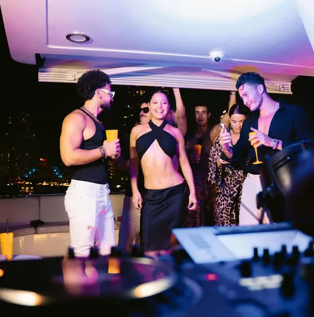 Dubai Marina Yachtparty: DJ, BBQ und Barauswahl ab 21 – Aufnahme zum Erlebnis – Bild 8