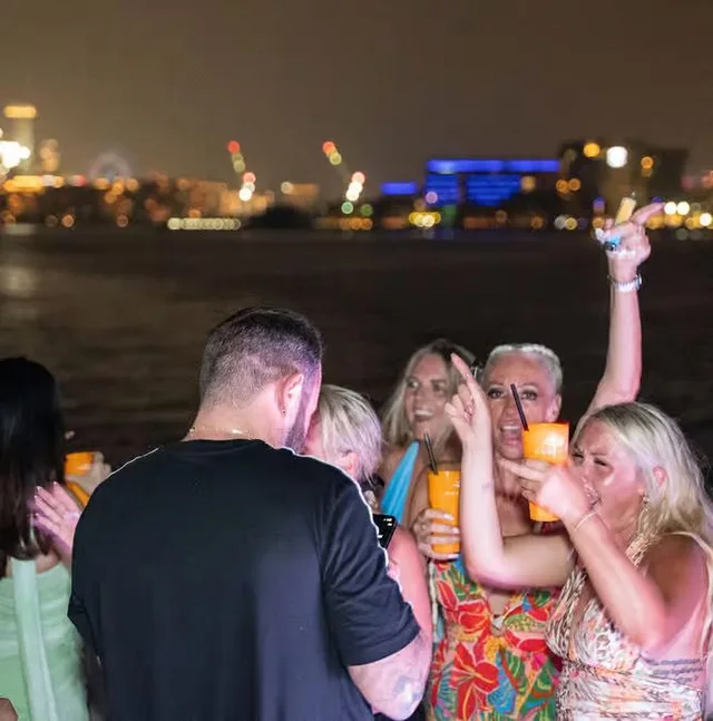 Dubai Marina Yachtparty: DJ, BBQ und Barauswahl ab 21 – Aufnahme zum Erlebnis – Bild 14