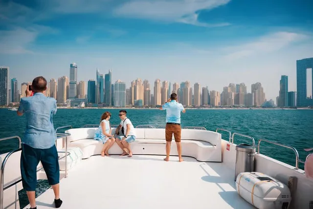 Dubai Marina Yachttour: Skyline, Frühstück oder BBQ – Aufnahme zum Erlebnis – Bild 6