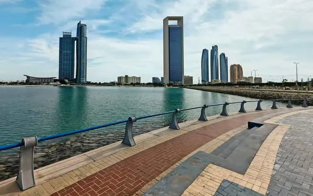 Abu Dhabi am Abend: Stadteindrücke und Corniche-Spaziergang – Aufnahme zum Erlebnis – Bild 5