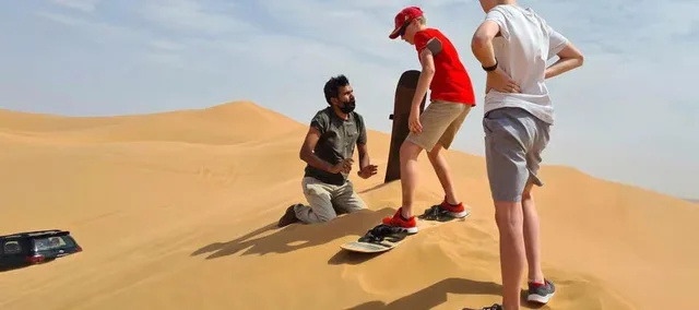 Familien-Wüstensafari Dubai: sanftere Fahrt und See-Option – Aufnahme zum Erlebnis – Bild 2