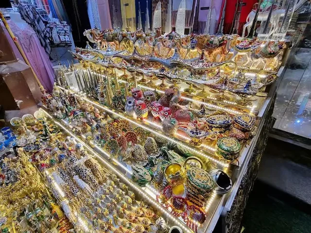 Shoppingtour Abu Dhabi: Souk und ausgewählte Mall – Aufnahme zum Erlebnis – Bild 11