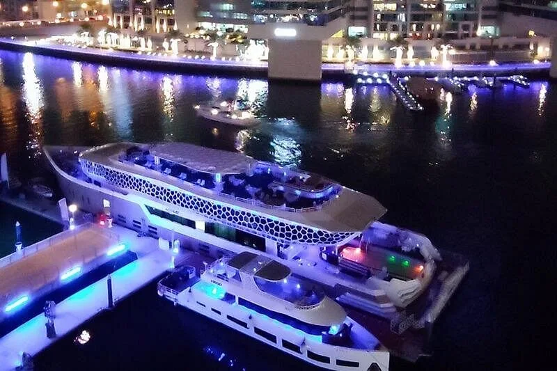 Dubai Mega-Yacht: Dinnerfahrt mit Getränkepaket – Aufnahme zum Erlebnis