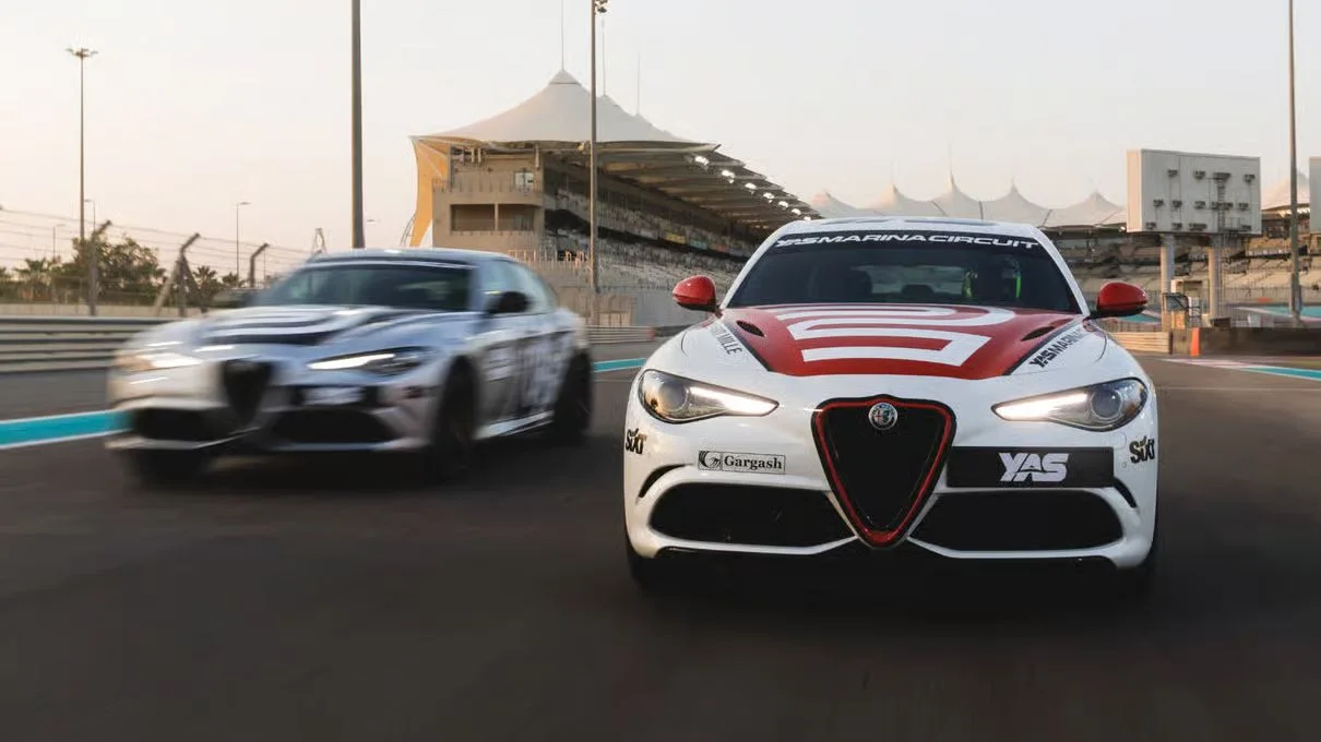 Giulia Quadrifoglio auf Yas Marina: fahren oder mitfahren – Aufnahme zum Erlebnis