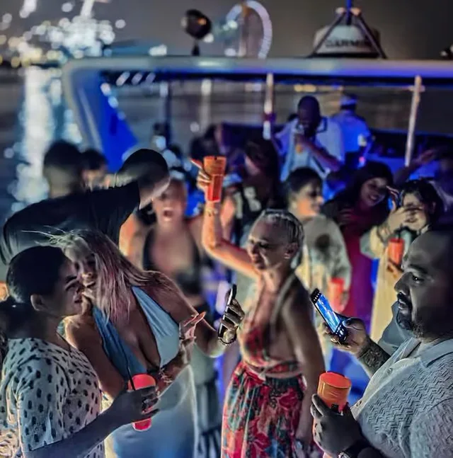 Dubai Marina Yachtparty: DJ, BBQ und Barauswahl ab 21 – Aufnahme zum Erlebnis – Bild 11
