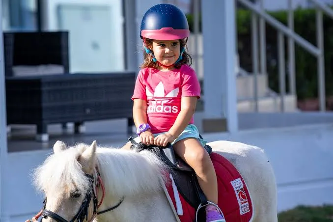 Ponyreiten in Al Forsan: Reiteinheit für Kinder – Aufnahme zum Erlebnis