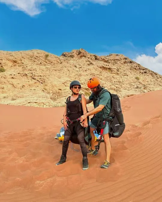 Tandem-Paragliding Sharjah: mit Pilot über Al Ruwaida – Aufnahme zum Erlebnis – Bild 6
