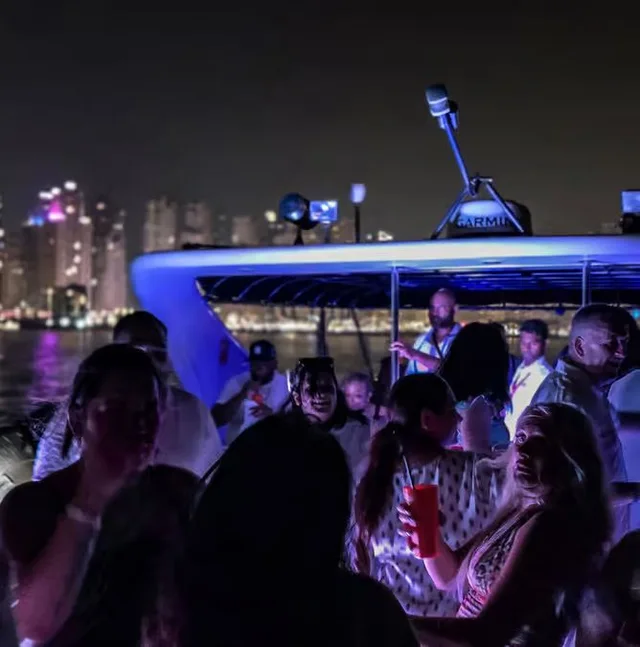 Dubai Marina Yachtparty: DJ, BBQ und Barauswahl ab 21 – Aufnahme zum Erlebnis – Bild 20