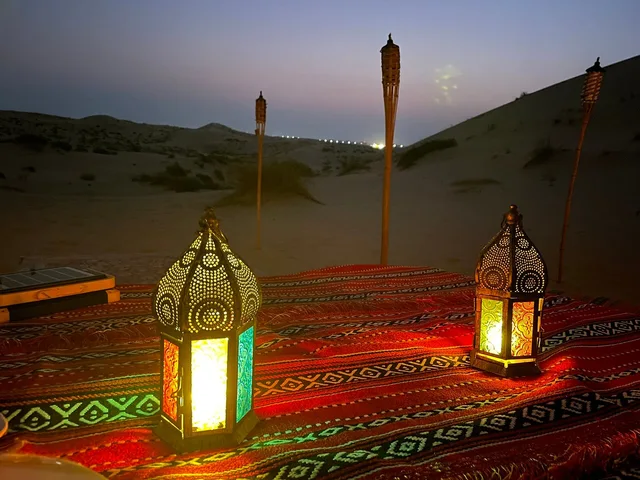 Privates Dünendinner in Abu Dhabi: Sonnenuntergang und Grillessen – Aufnahme zum Erlebnis – Bild 2
