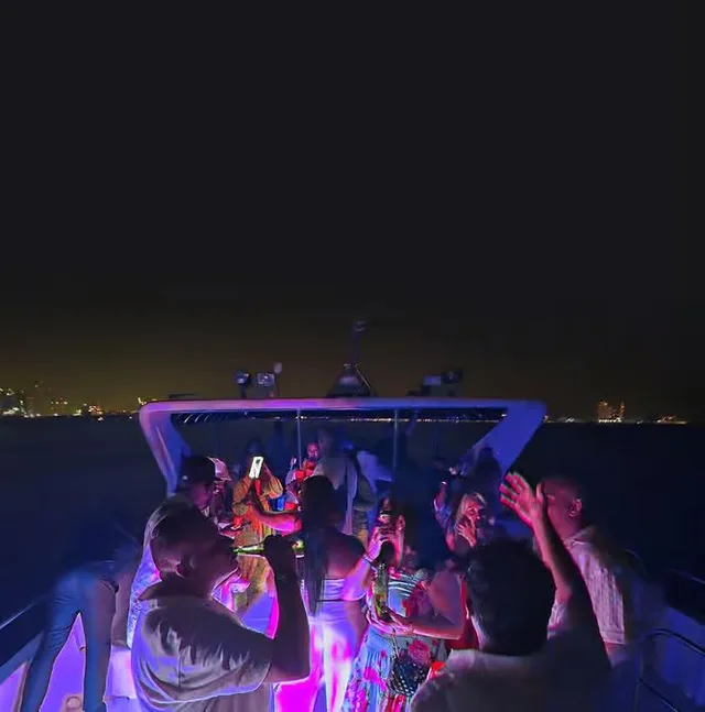 Dubai Marina Yachtparty: DJ, BBQ und Barauswahl ab 21 – Aufnahme zum Erlebnis – Bild 2