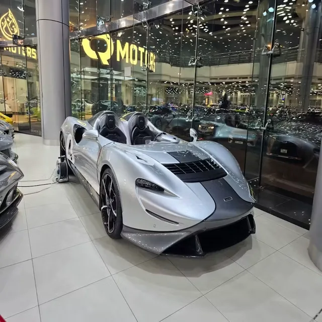Dubai Supersportwagen: geführte Showroom-Tour – Aufnahme zum Erlebnis – Bild 7