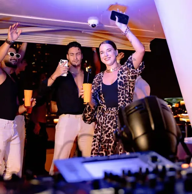 Dubai Marina Yachtparty: DJ, BBQ und Barauswahl ab 21 – Aufnahme zum Erlebnis – Bild 5