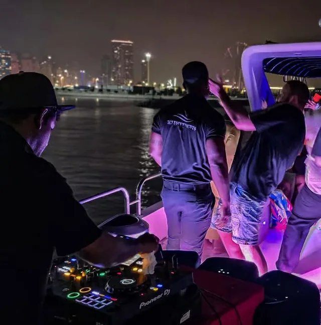 Dubai Marina Yachtparty: DJ, BBQ und Barauswahl ab 21 – Aufnahme zum Erlebnis – Bild 15