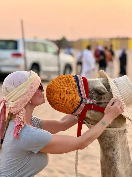 Private Wüstensafari Abu Dhabi: Kamel und Sandboarding – Aufnahme zum Erlebnis – Bild 11