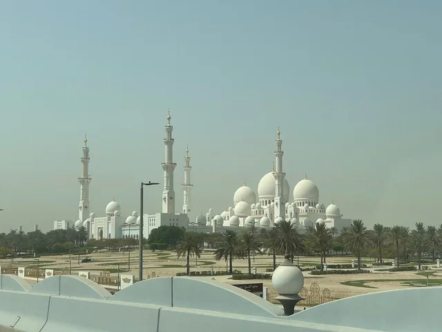 Abu Dhabi privat ab Sharjah: Moschee und Corniche – Aufnahme zum Erlebnis – Bild 3