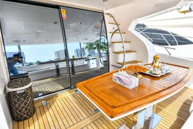 Private Yacht Dubai Marina: Charter für bis zu zwölf Gäste – Aufnahme zum Erlebnis – Bild 7