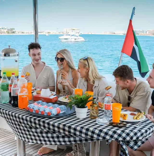 Dubai Marina Yachttour: Skyline, Frühstück oder BBQ – Aufnahme zum Erlebnis – Bild 13