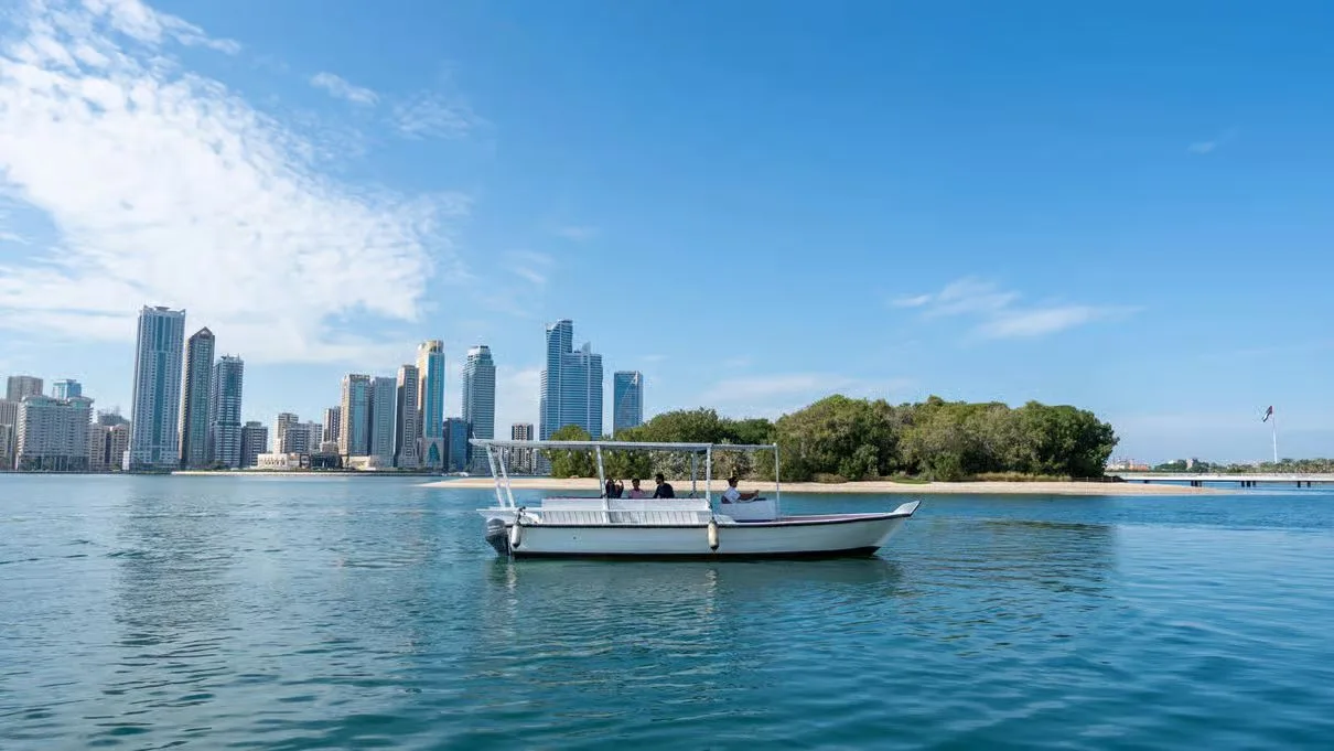Private Abra in Sharjah: kurze Fahrt auf der Khalid-Lagune – Aufnahme zum Erlebnis