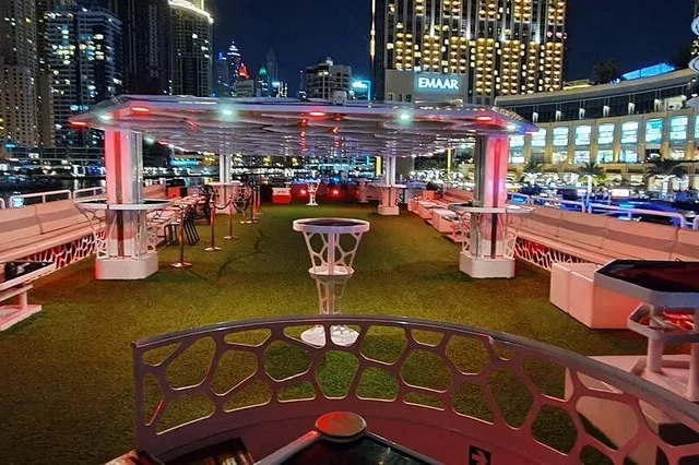 Dubai Mega-Yacht: Dinnerfahrt mit Getränkepaket – Aufnahme zum Erlebnis – Bild 3