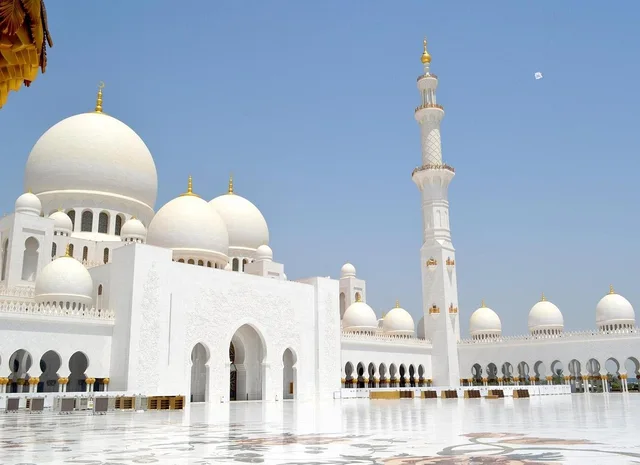 Abu Dhabi Grand Mosque & Warner Bros World Tour experience in Abu Dhabi