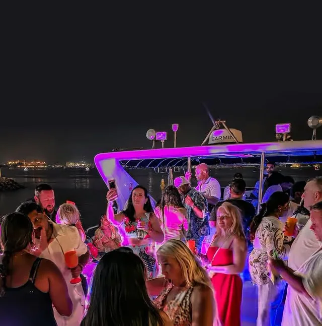 Dubai Marina Yachtparty: DJ, BBQ und Barauswahl ab 21 – Aufnahme zum Erlebnis – Bild 17