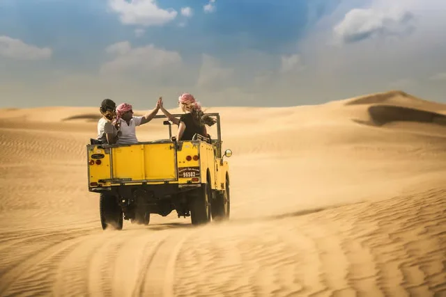 Heritage-Wüstensafari Dubai: Land Rover und Abendessen – Aufnahme zum Erlebnis – Bild 15