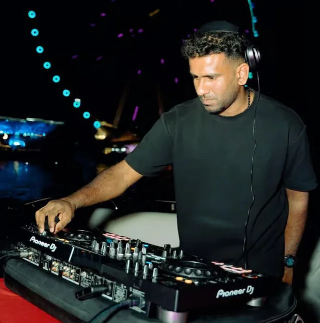 Dubai Marina Yachtparty: DJ, BBQ und Barauswahl ab 21 – Aufnahme zum Erlebnis – Bild 3