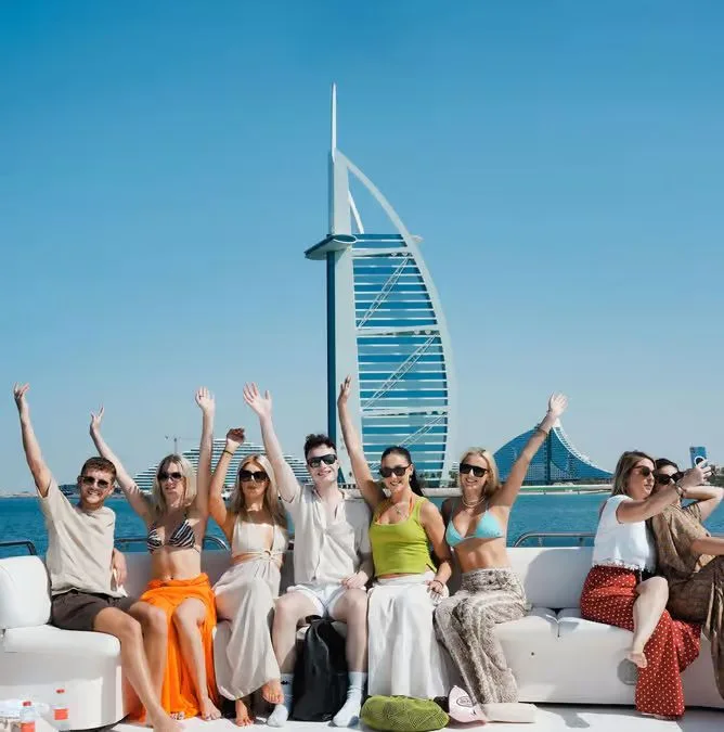 Dubai Marina Yachttour: Skyline, Frühstück oder BBQ – Aufnahme zum Erlebnis