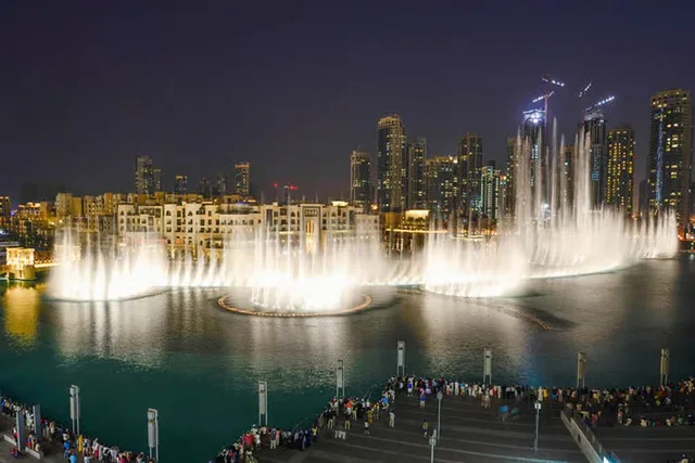 Dubai bei Nacht: Skyline und Fontänen nach Betriebsplan – Aufnahme zum Erlebnis – Bild 2