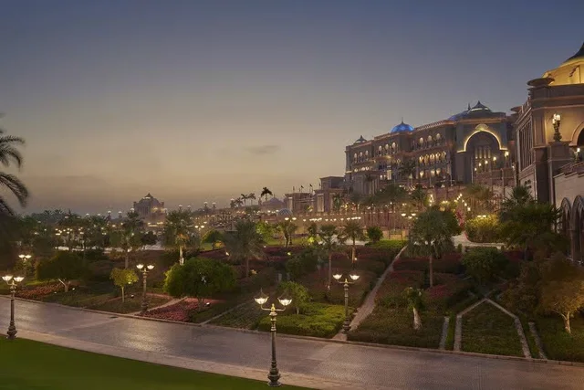Abu Dhabi am Abend: Stadteindrücke und Corniche-Spaziergang – Aufnahme zum Erlebnis – Bild 6