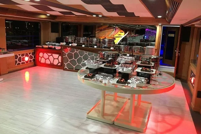 Dubai Mega-Yacht: Dinnerfahrt mit Getränkepaket – Aufnahme zum Erlebnis – Bild 8