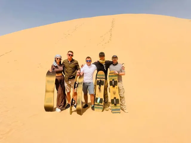 Private Wüstensafari Abu Dhabi: Kamel und Sandboarding – Aufnahme zum Erlebnis – Bild 2