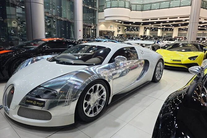 Dubai Supersportwagen: geführte Showroom-Tour – Aufnahme zum Erlebnis
