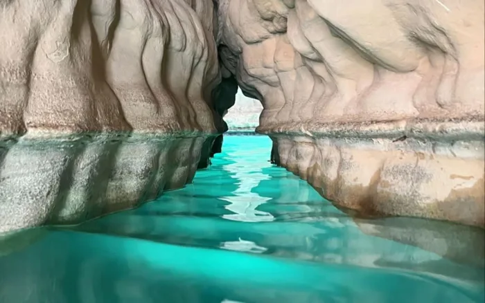 Wadi Shab and Bimmah Sinkhole Full-Day Tour from Muscat